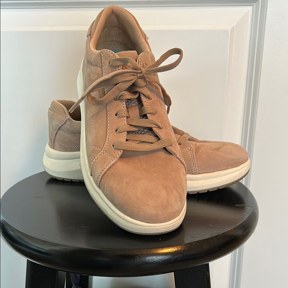 Women’s Tan Suede like new Sneakers size 7.